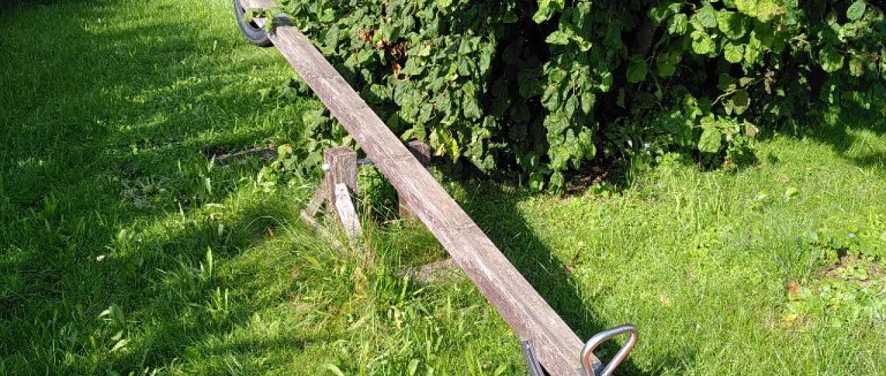 Ein Spielgerät für Kinder im Garten der Chäsi.