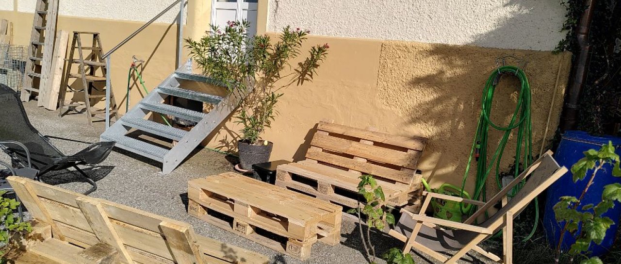 Eine Sitzgruppe im Garten, die oft mit vielen Menschen gefüllt ist.